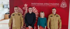 Zdjecie Przedstawia Mł. bryg. Marcina Jasińskiego Komendanta Powiatowego PSP w Ostrowcu Świetokrzyskim wraz z jego Zastępcą bryg. Tomaszem Łyjakiem po wręczeniu podziekowań z okazji dnia służby cywilnej.