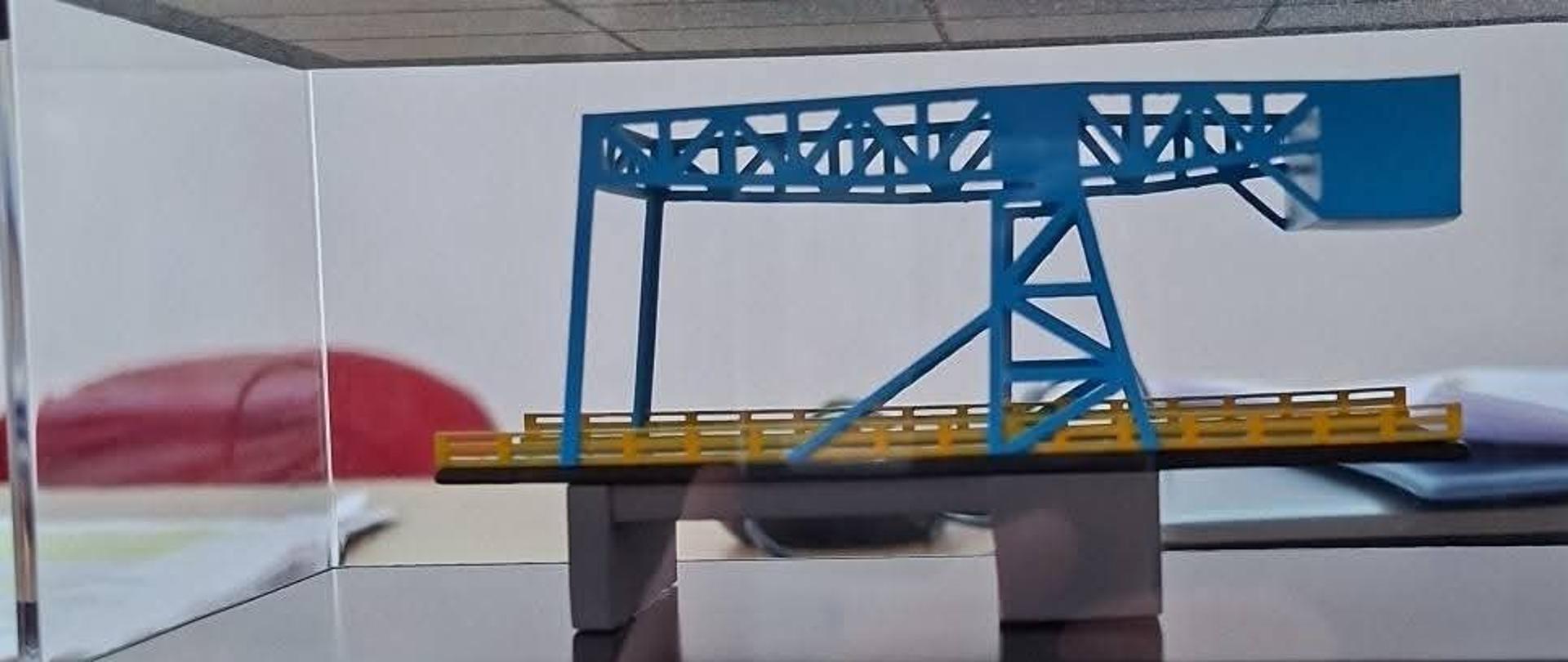 statuetka mostu zwodzonego na Wiśle Królewieckiej w Rybinie wyremontowanego w 2025 r.