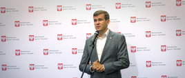 Minister przed mikrofonem