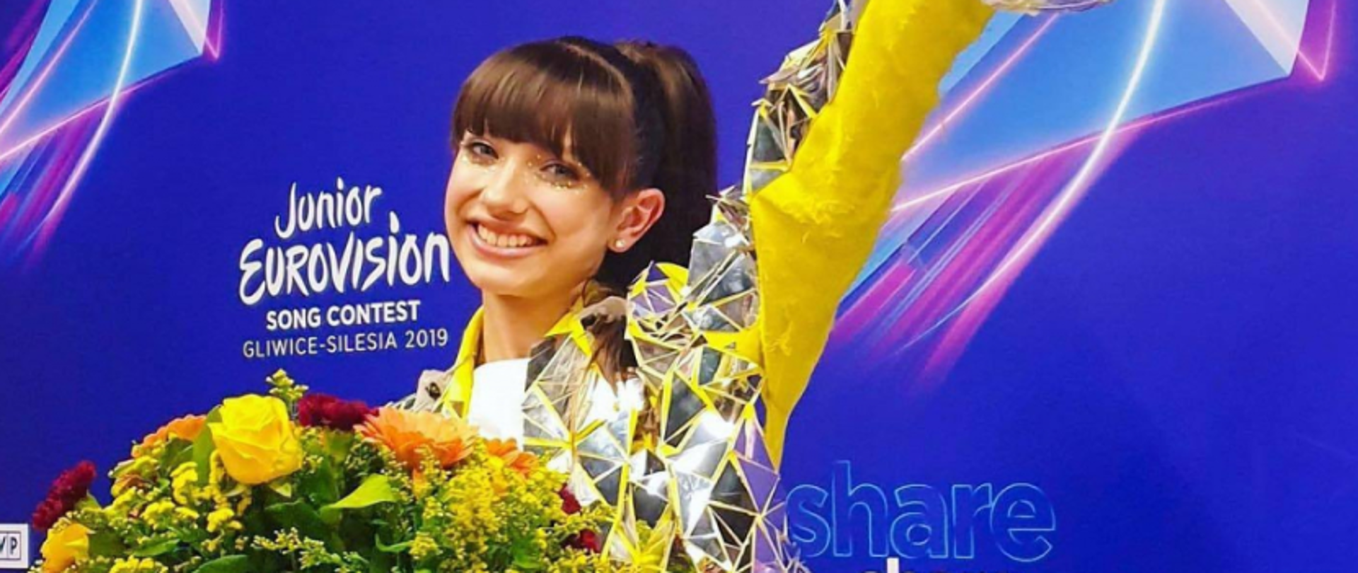 Wiktoria Gabor – zwyciężczyni Eurowizji Junior 2019 – z kwiatami i pucharem