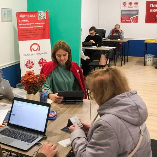 Ludzie przy stołach z komputerami