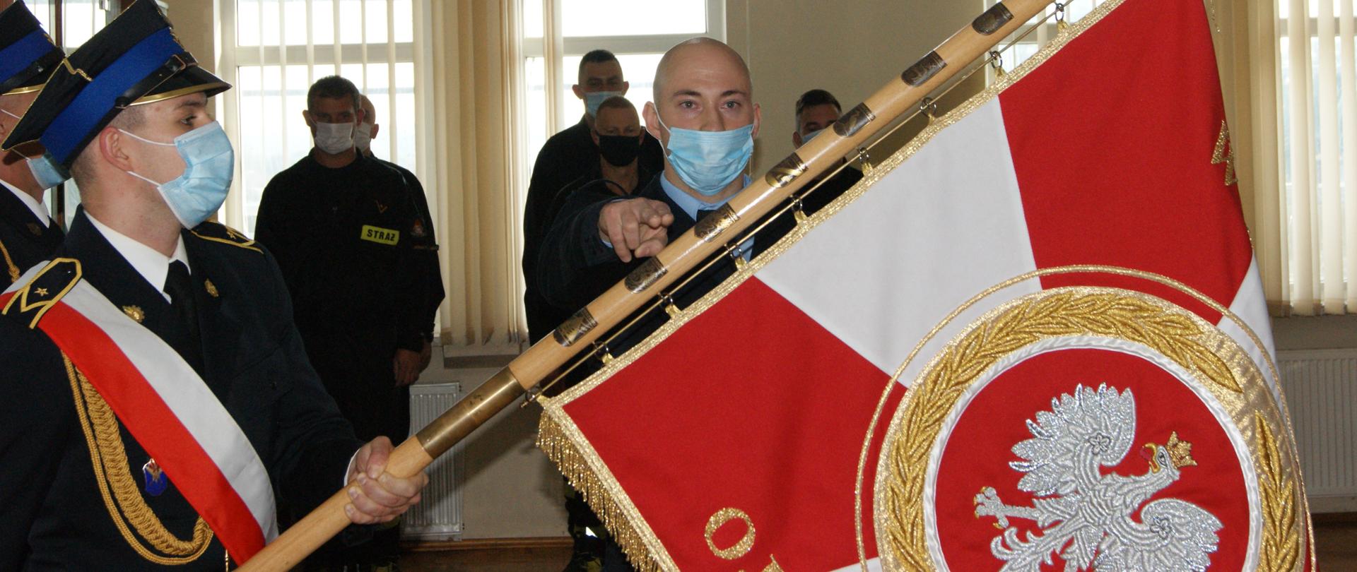 Ślubowanie nowoprzyjętego funkcjonariusza PSP w Komendzie Miejskiej PSP w Koszalinie