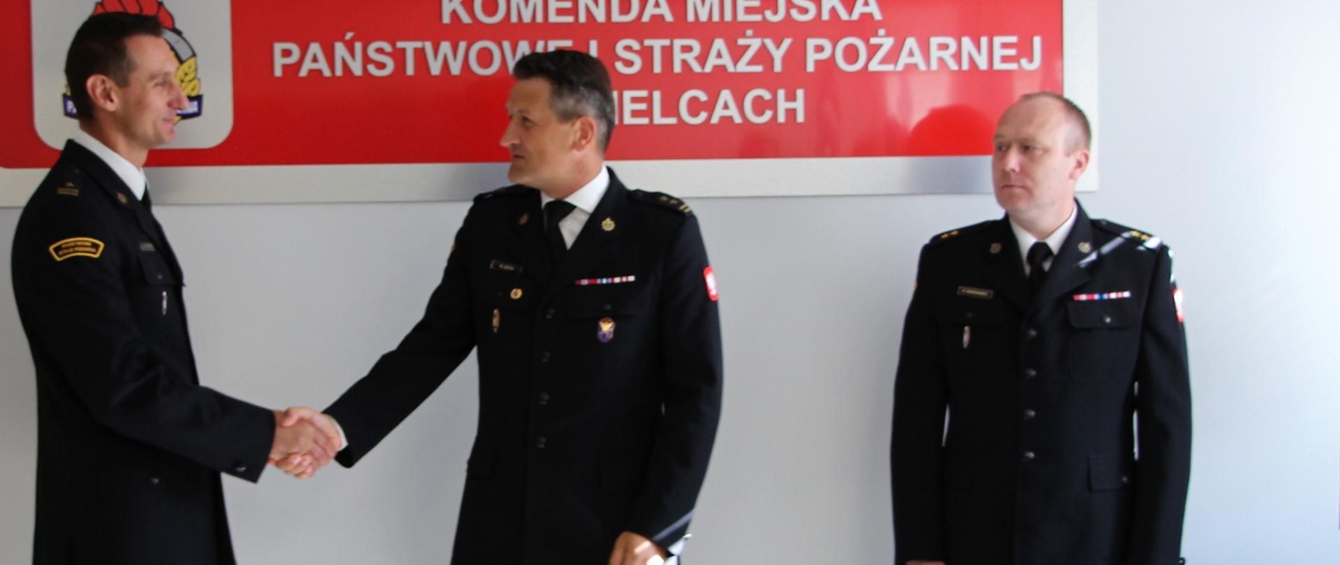 Na zdjęciu Komendant Miejski bryg. Mariusz Góra gratuluje awansu mł. bryg. Michałowi Jankowskiemu.
