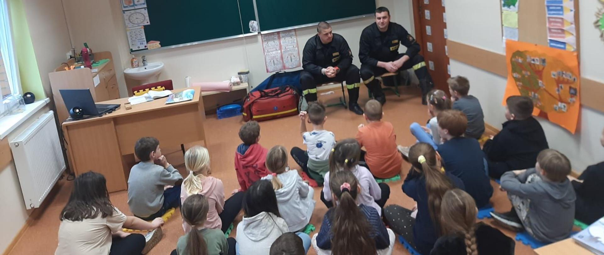 Strażacy z uczniami klasy 2d