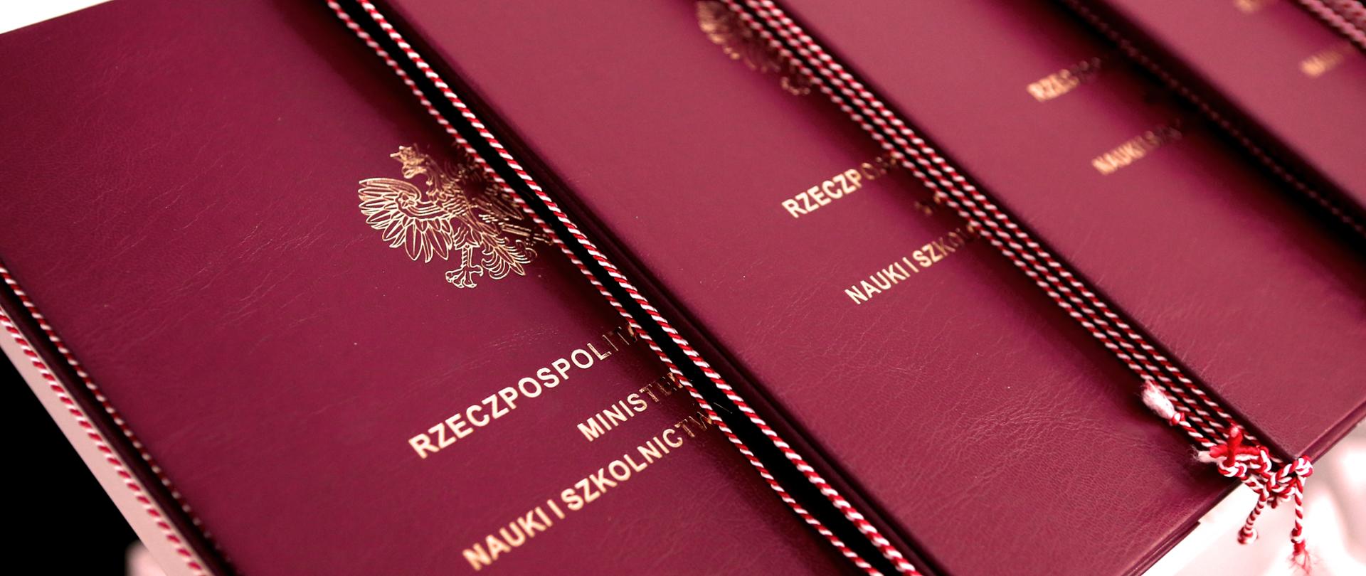 Stos urzędowych teczek z godłem