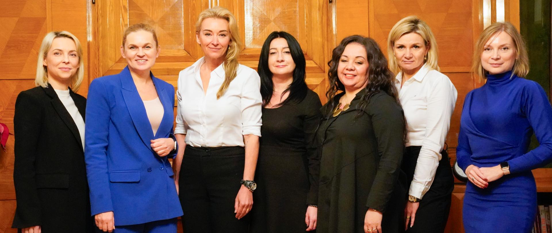 Wspólne zdjęcie, na którym stoją między innymi minister Barbara Nowacka i Martyna Wojciechowska. Obok stoją również przedstawicielki Fundacji Unaweza.