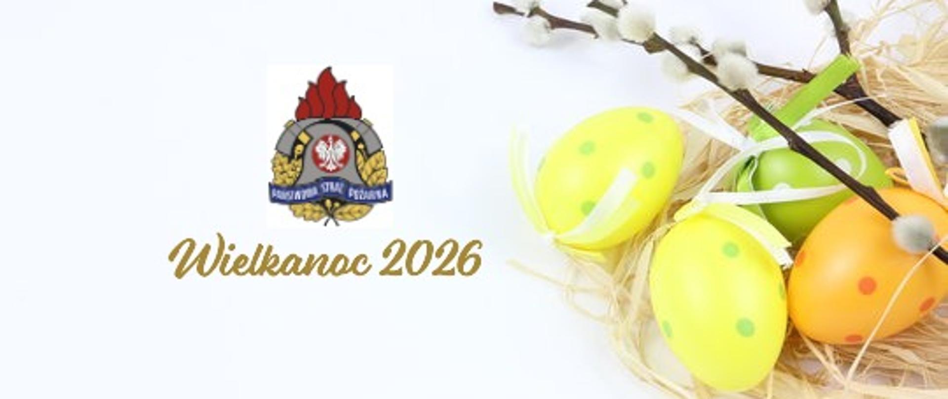 Na zdjęciu widoczna jest elegancka, minimalistyczna grafika o tematyce wielkanocnej.
Po lewej stronie znajduje się logo Państwowej Straży Pożarnej oraz napis „Wielkanoc 2026” wykonany ozdobną, złotą czcionką. Tło jest jasne, stonowane, co nadaje całości uroczysty i spokojny charakter.
Po prawej stronie umieszczona jest wielkanocna kompozycja – w gnieździe z jasnej słomy znajdują się kolorowe pisanki w odcieniach żółci i zieleni, ozdobione delikatnymi wzorami. Obok nich widoczne są gałązki bazi, które są tradycyjnym symbolem wiosny i Świąt Wielkanocnych.
Całość tworzy estetyczną i świąteczną kartkę, łączącą motywy wielkanocne z symboliką służby strażackiej.
