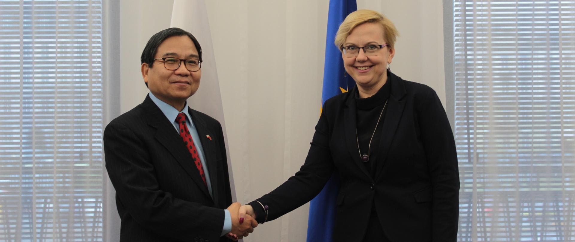 po lewej Ambasador Socjalistycznej Republiki Wietnamu w RP Pana Vu Dang Dzung po prawej Wiceminister Anna Moskwa