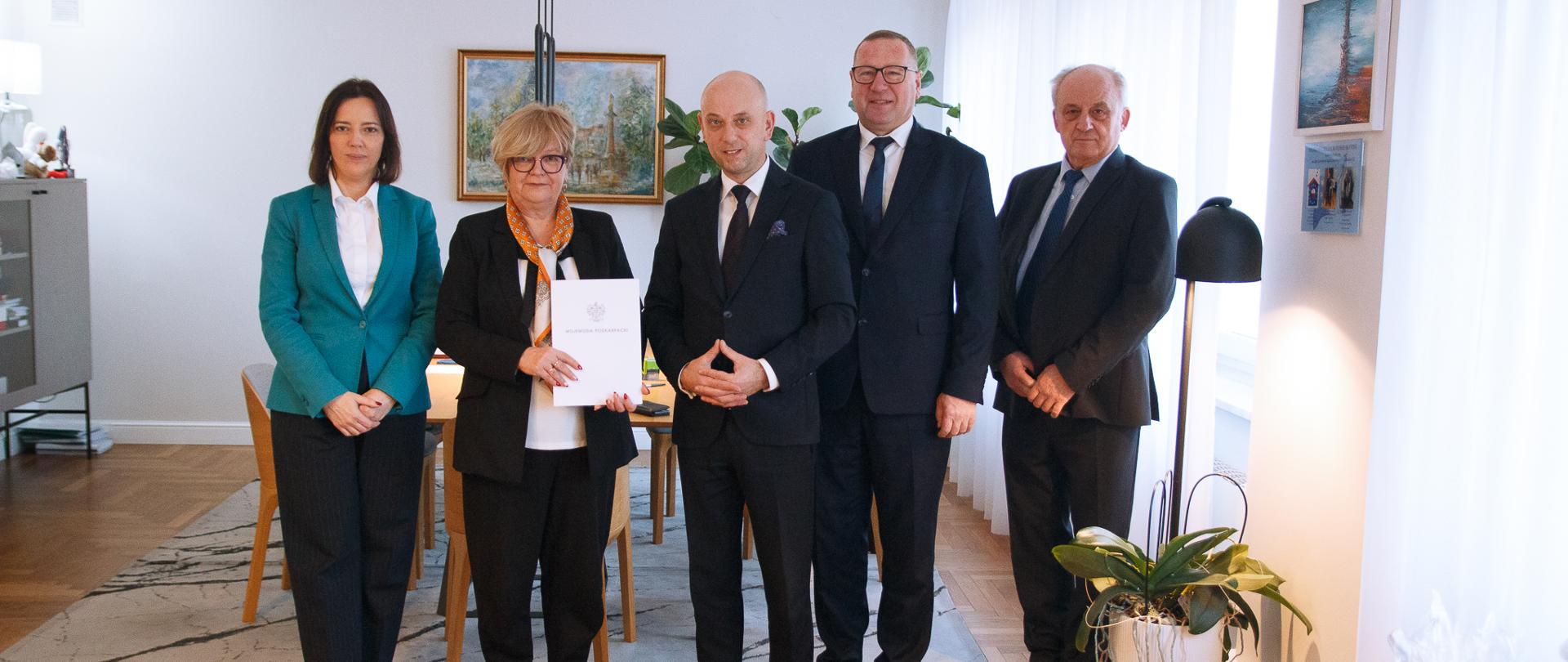 Zdjęcie przedstawia uczestników podpisania umów w urzędzie wojewódzkim