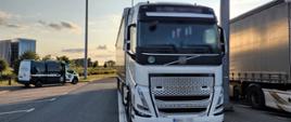 Dwa zagraniczne przewozy związane z naruszeniami czasu pracy i brakiem wymaganych dokumentów i poświadczeń odkryli na autostradzie A2 inspektorzy z Poznania