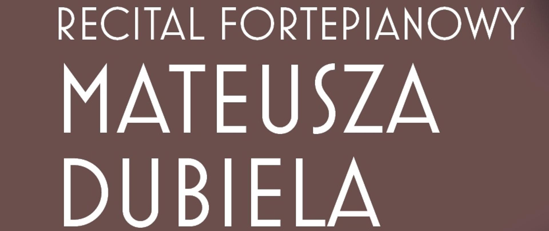 Brązowe tło. N anim biały napis "Recital fortepianowy Mateusza Dubiela"