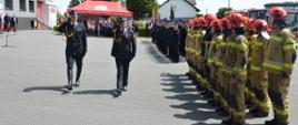 Na zdjęciu Zastępca Śląskiego Komendanta Wojewódzkiego dokonuje przeglądu pododdziałów podczas uroczystej zbiórki z okazji dnia strażaka