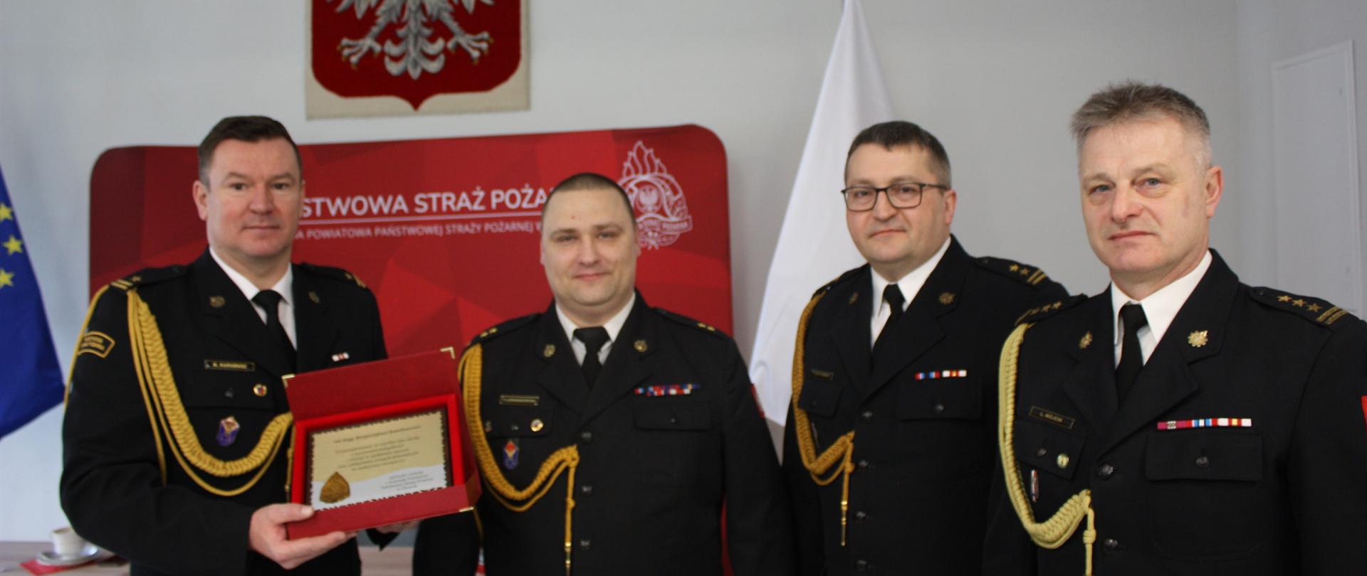 Na zdjęciu Komendanci i szczęśliwy emeryt