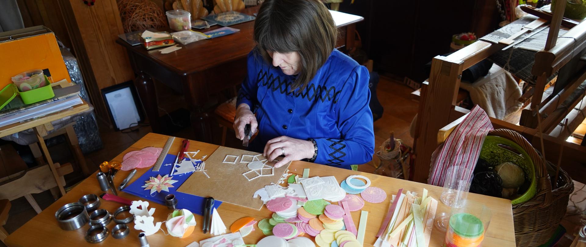 Małgorzata Pepłowska, twórczyni z Ruchnej koło Węgrowa wykonuje tradycyjne ozdoby choinkowe z opłatka. Fot. Robert A. Dul, 2022. Z archiwum NID.