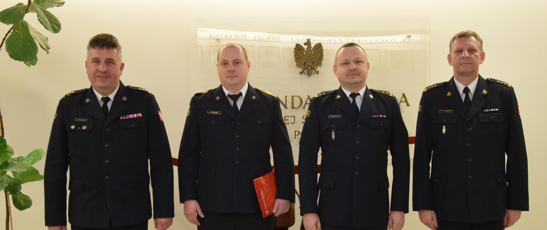 Wręczenie nagrody jubileuszowej st. ogn. Przemysławowi Anglard