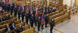 Strazacy na uroczystej mszy