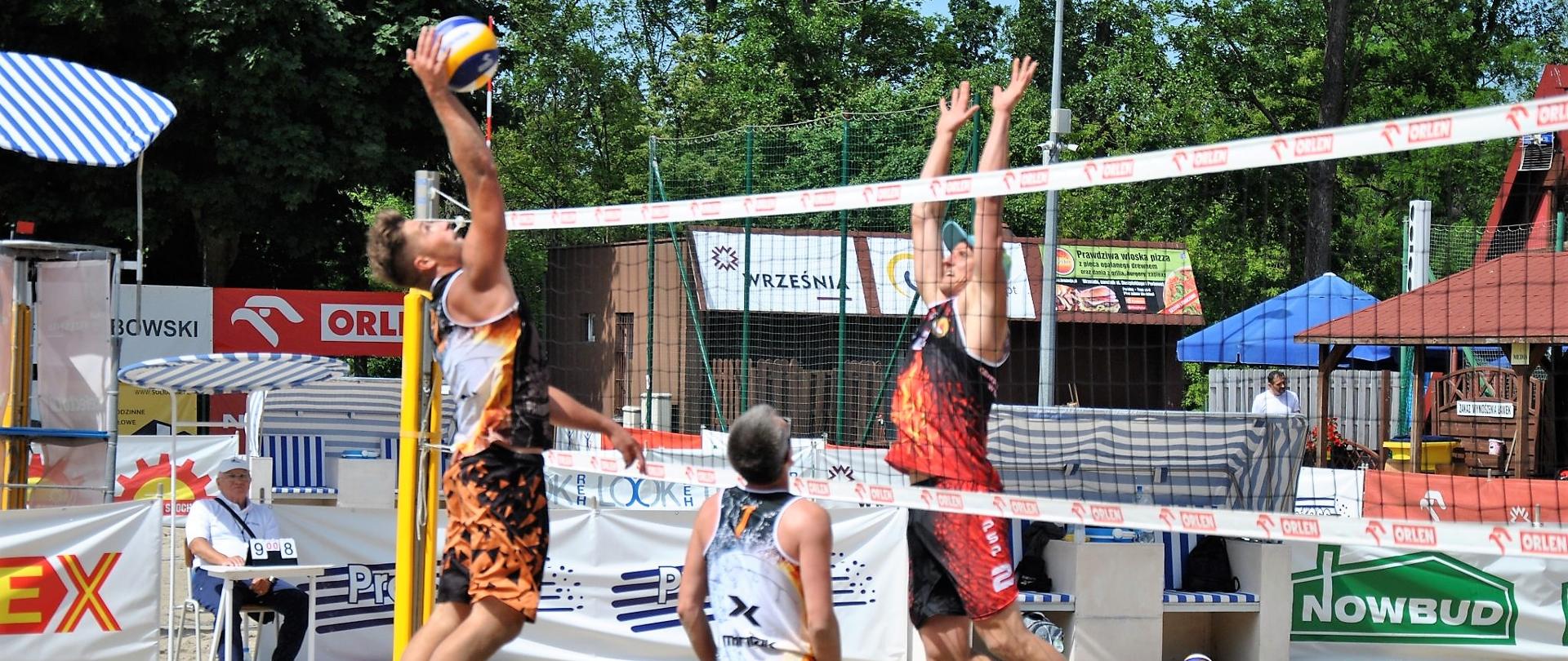 Na zdjęciu widać strażaków grających w siatkówkę plażową