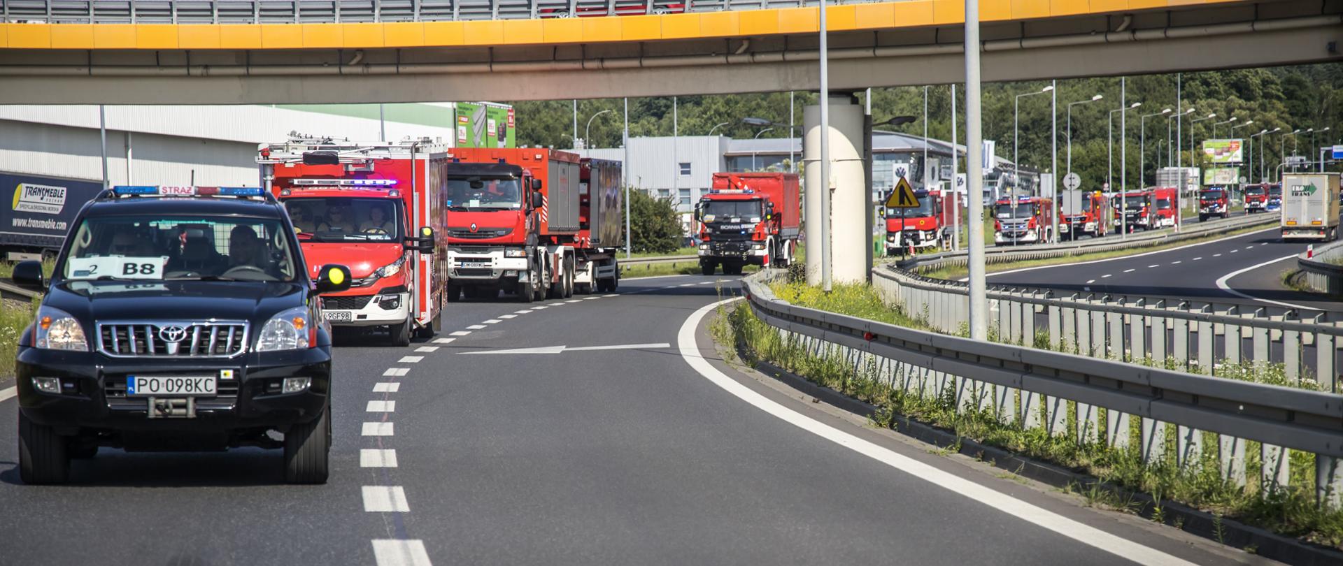 Kolumna samochodów strażackich na drodze