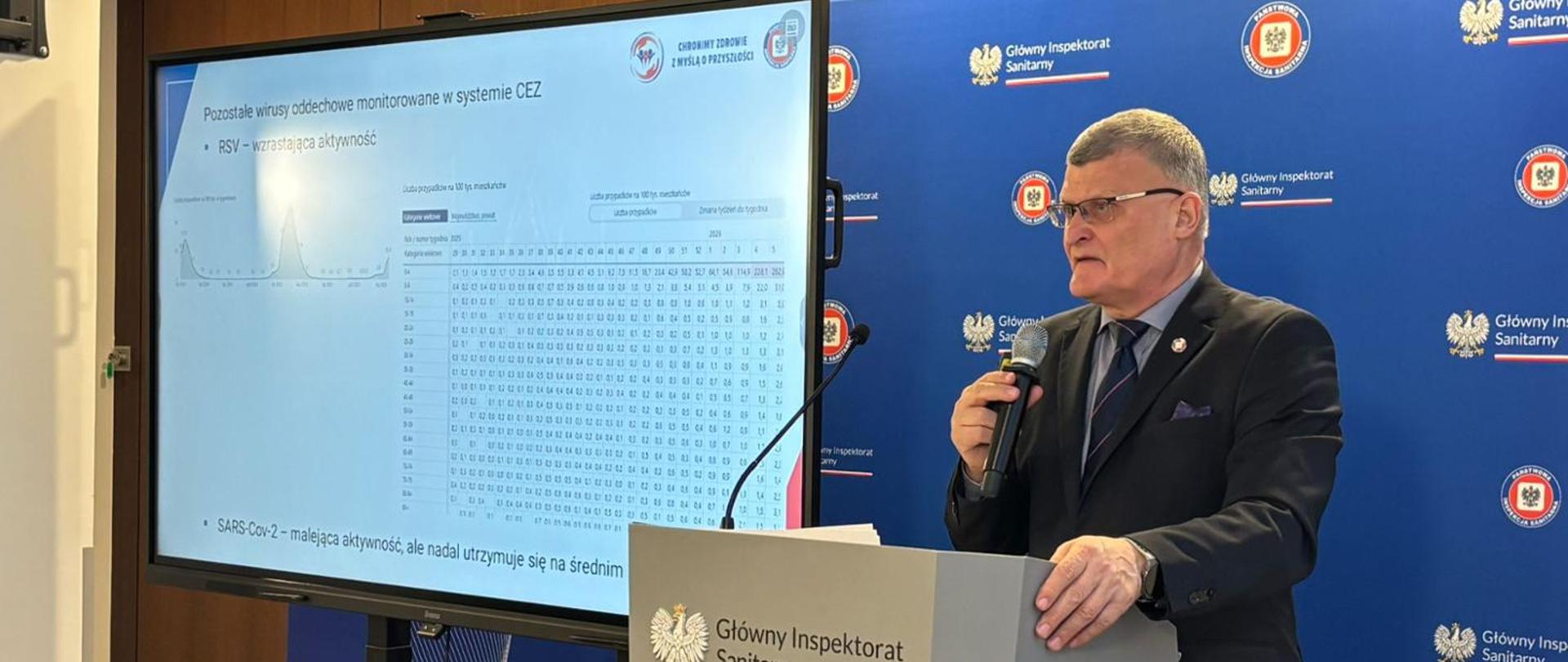 Główny Inspektor Sanitarny dr n. med. Paweł Grzesiowski na briefingu prasowym.
