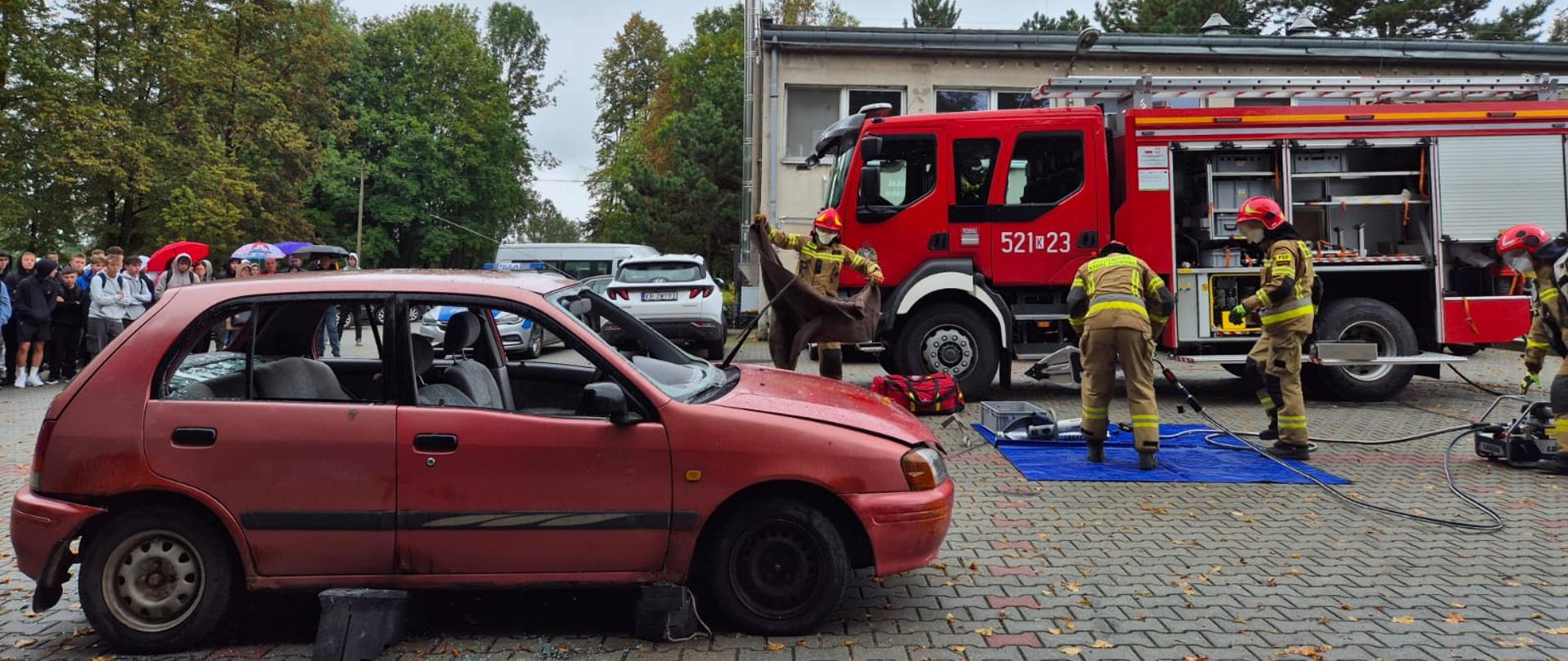 Pokazy sprzętu dla młodzieży w szkole