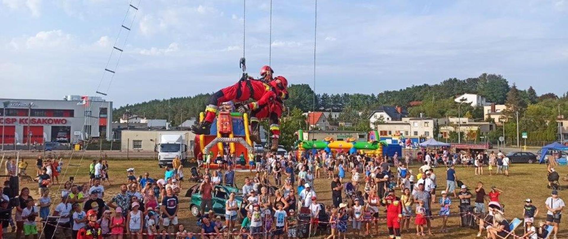 Ratownicy wysokościowi na linkach