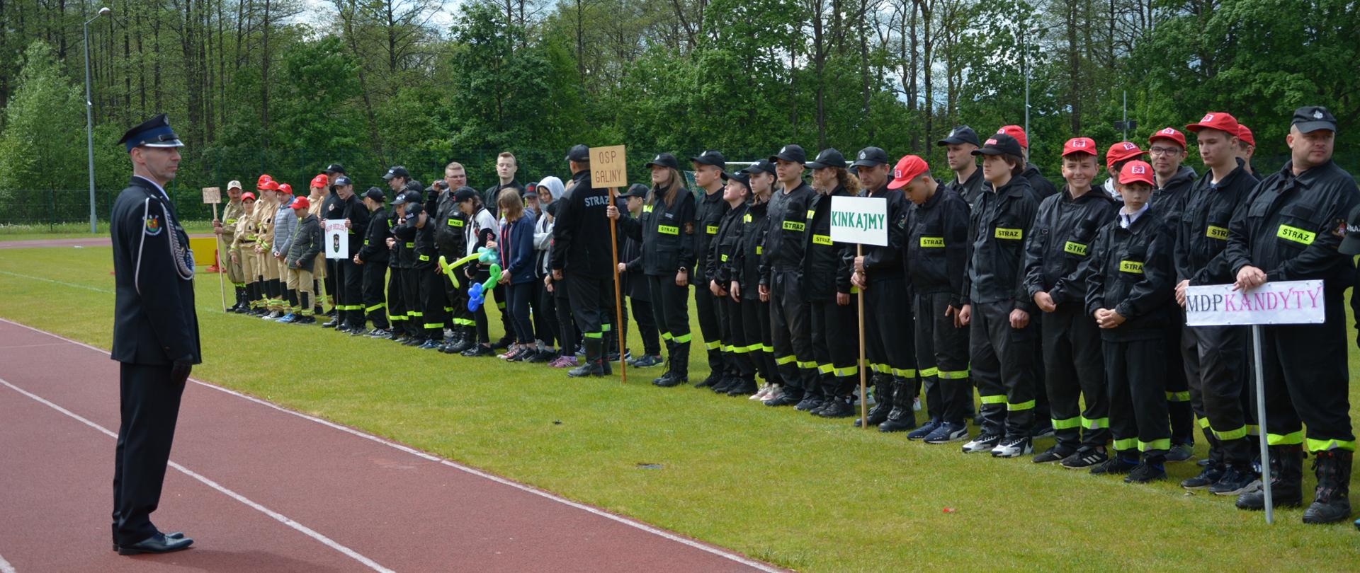 Drużyny w miejscu zbiórki przed uroczystym otwarciem zawodów