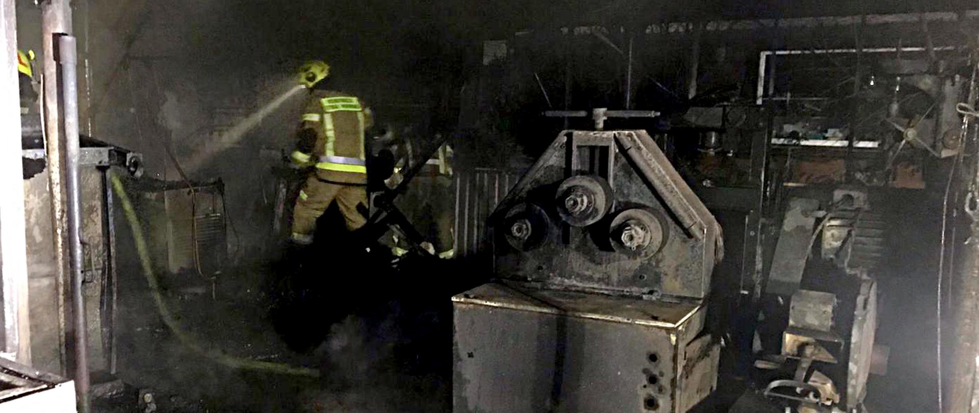 Zdjęcie przedstawia wypalone wnętrze pomieszczenia