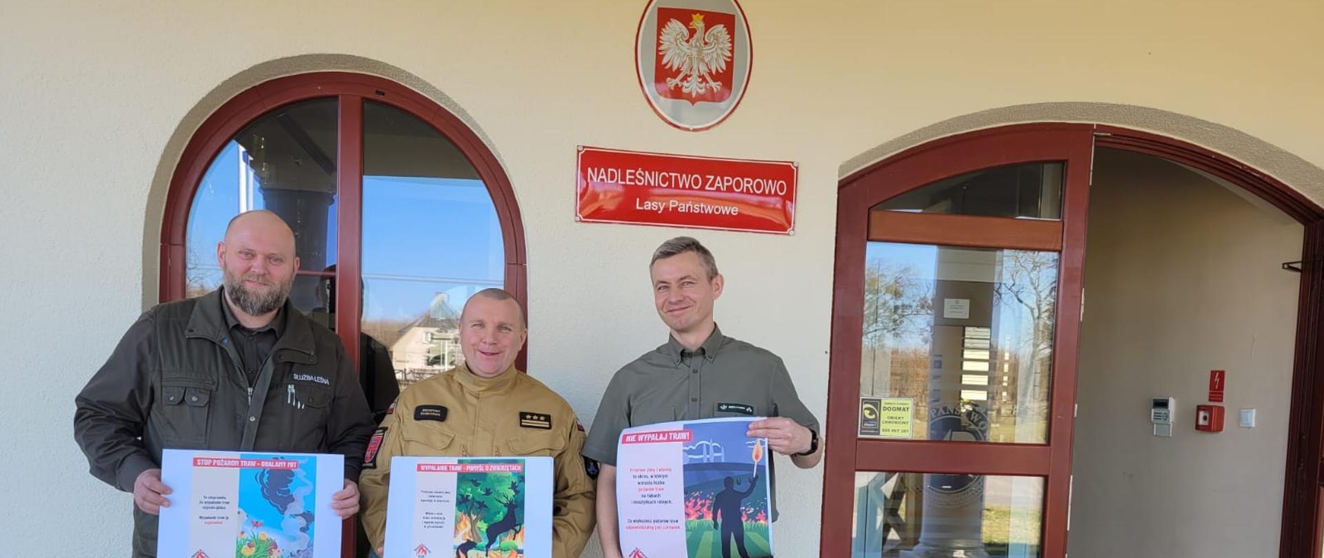 Na zdjęciu Nadleśniczy Andrzej Kozłowski, Komendant Powiatowy PSP w Braniewie st. bryg. Ireneusz Ścibiorek oraz Antoni Czyż specjalista ds. ochrony p.poż