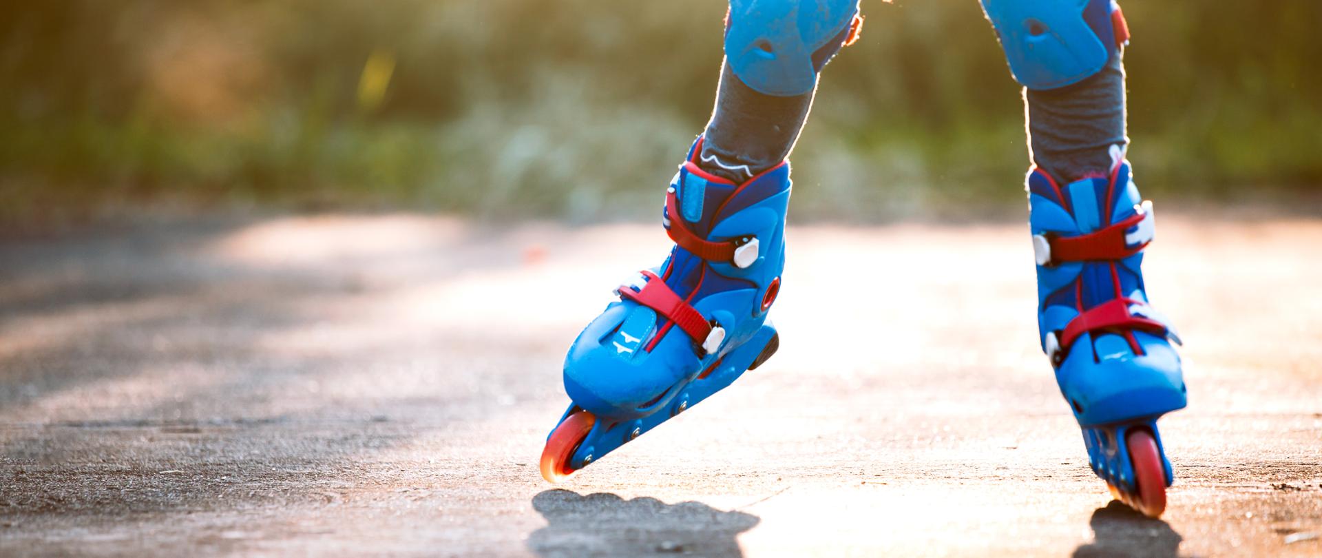 Zbliżenie na nogi młodej osoby jadącej na rolkach