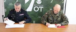 Pomorski komendant wojewódzki Państwowej Straży Pożarnej podpisuje dokumenty z dowódcą 7 Pomorskiej Brygady Obrony Terytorialnej.