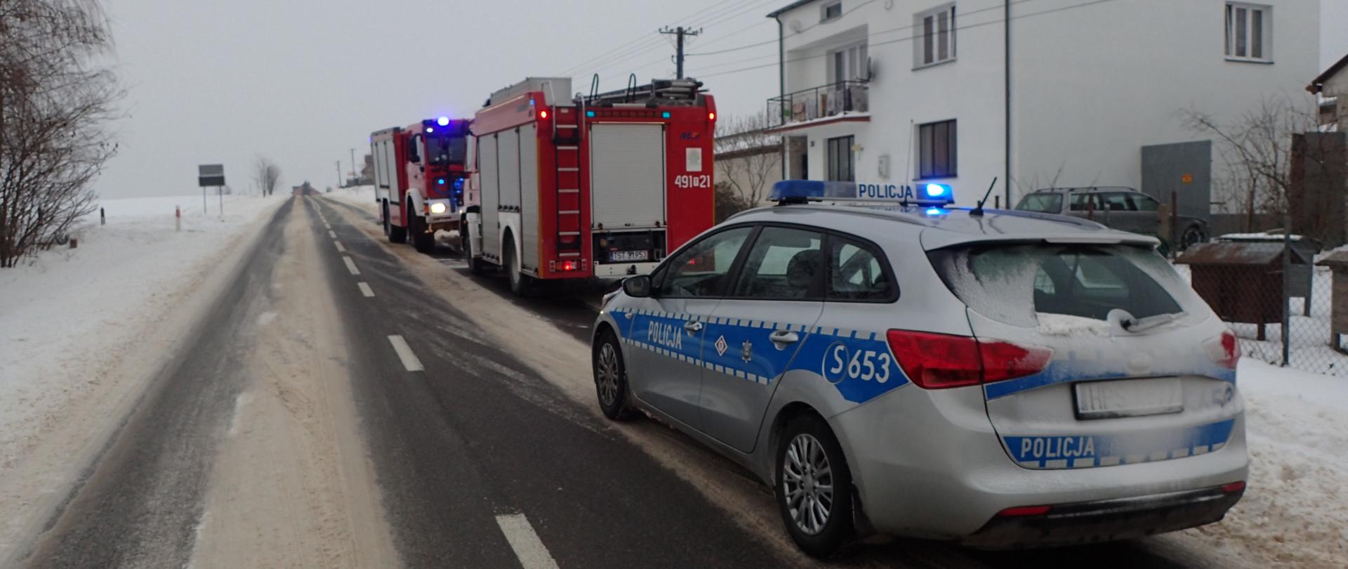 Dwa wozy straży pożarnej oraz Policja