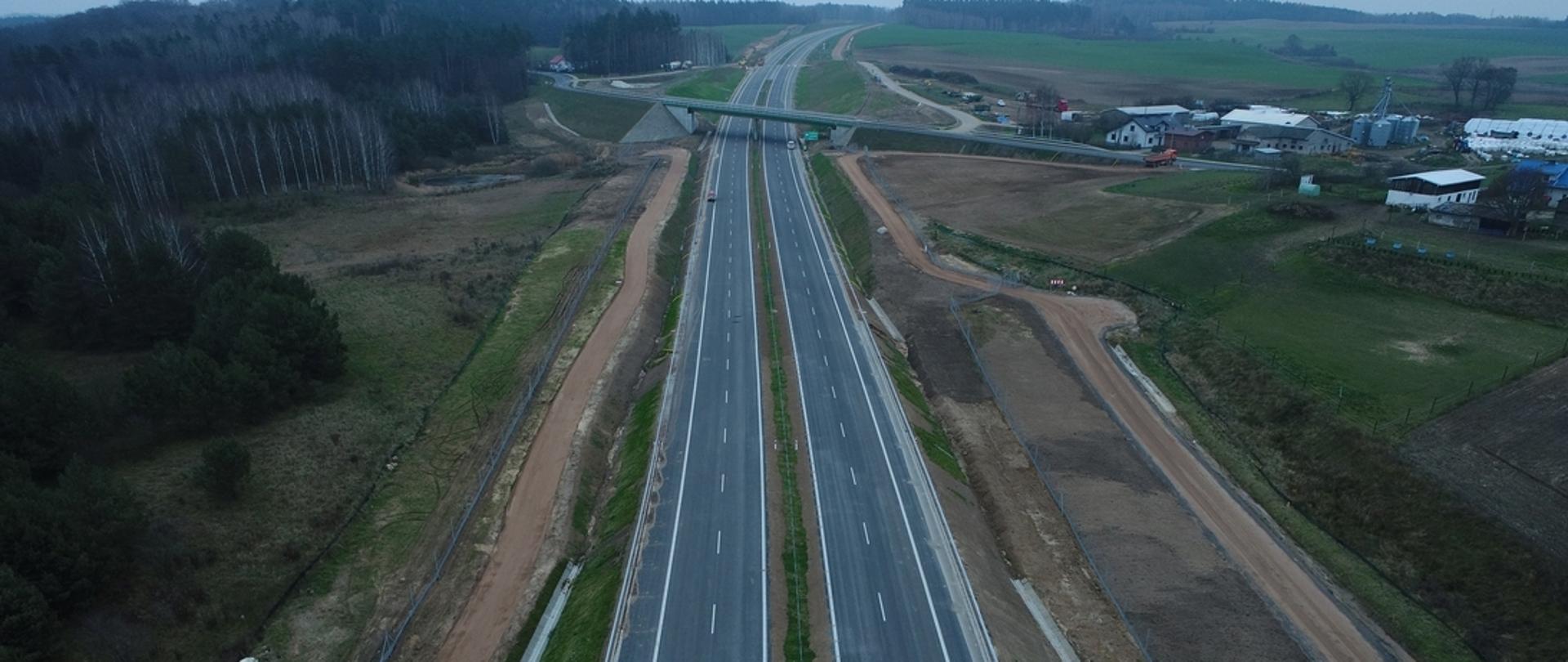 Dwujezdniowa droga ekspresowa.