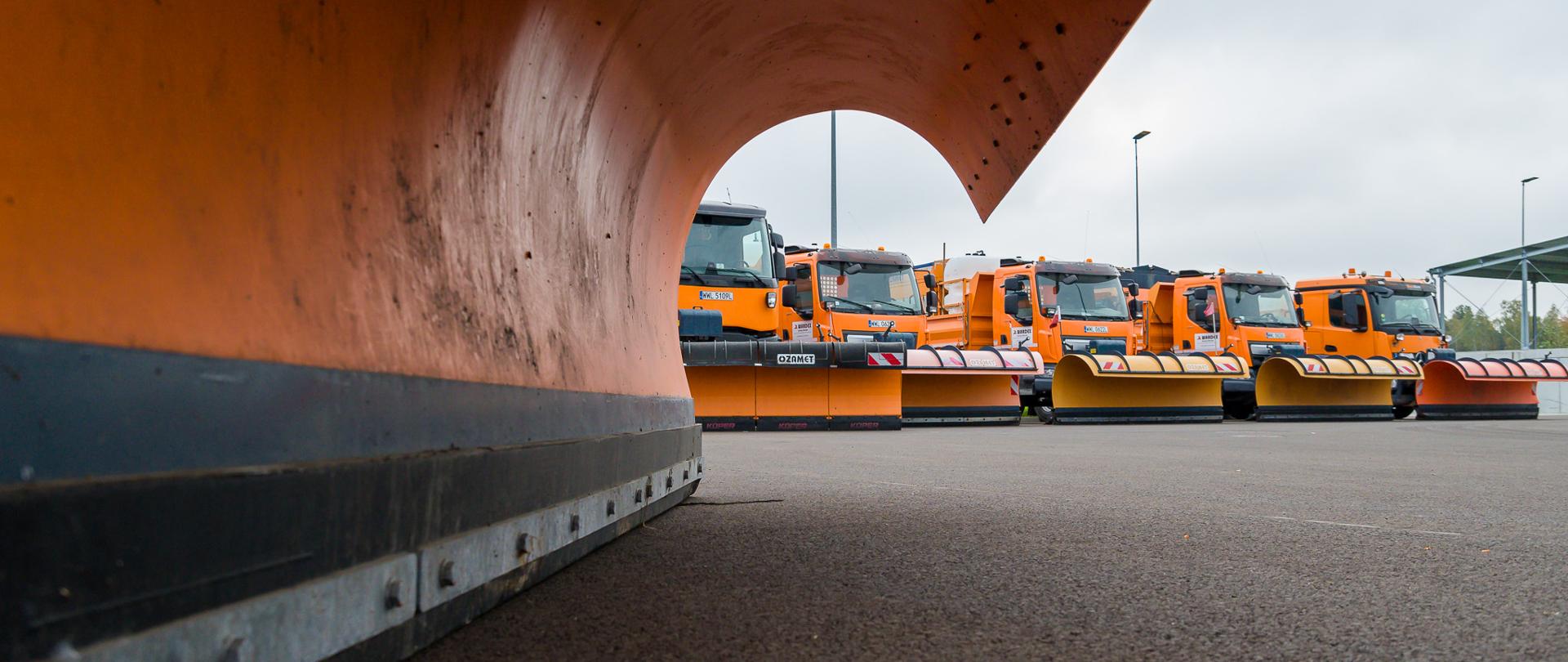 Na zdjęciu widoczne pługi służące do zimowego utrzymania dróg.