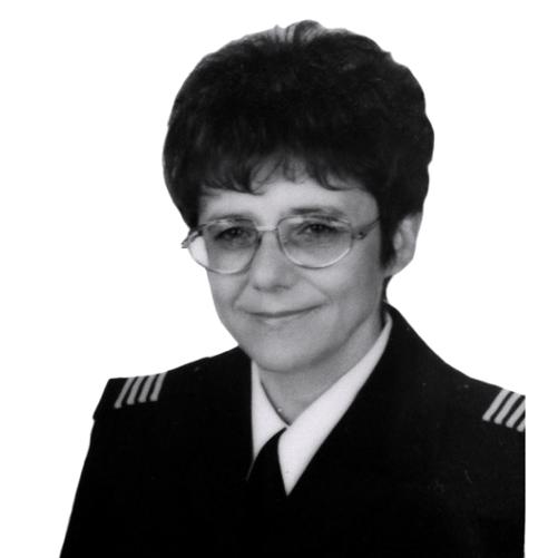 Młodszy ogniomistrz w stanie spoczynku Zdzisława FILIPCZAK w mundurze wyjściowym bez nakrycia głowy. Zdjęcie w odcieniach szarości.