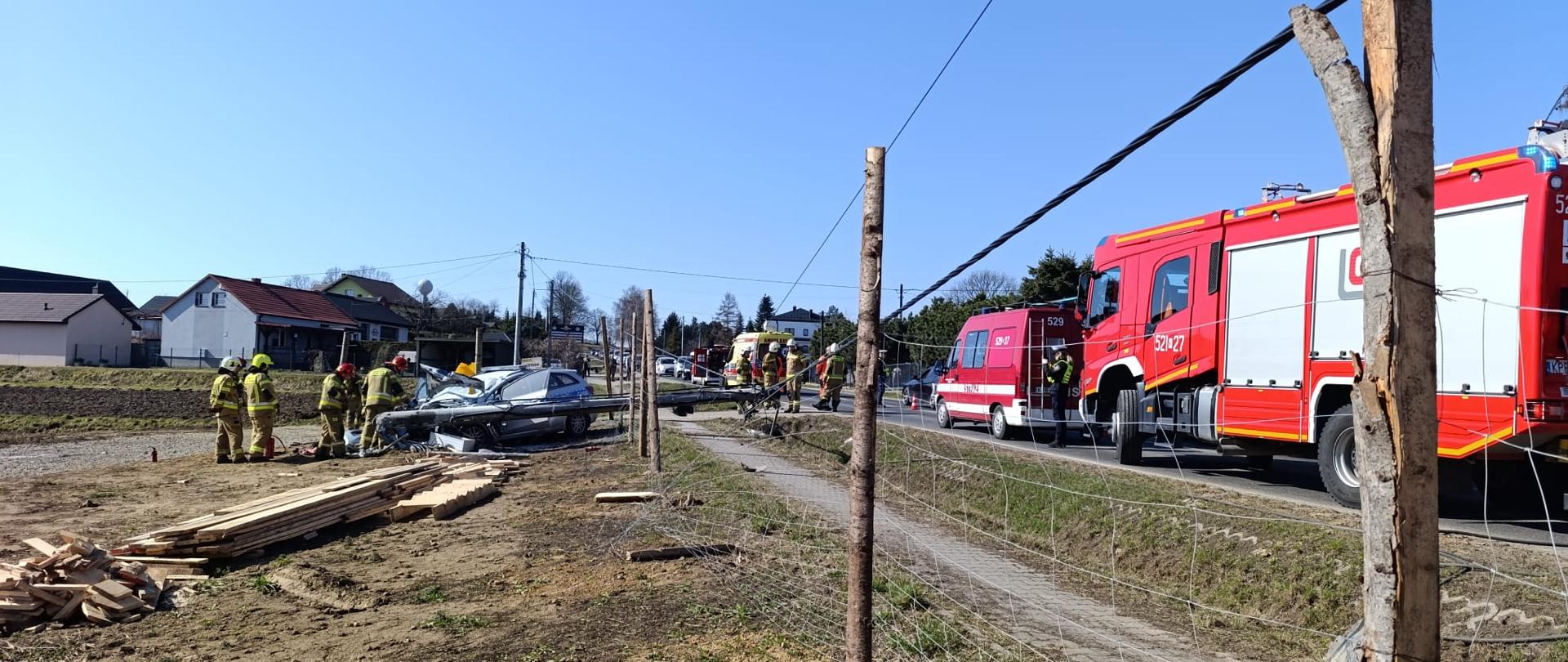 Wypadek radiowozu Policyjnego - uszkodzone auto oraz staż pożarna biorą udział w akcji.