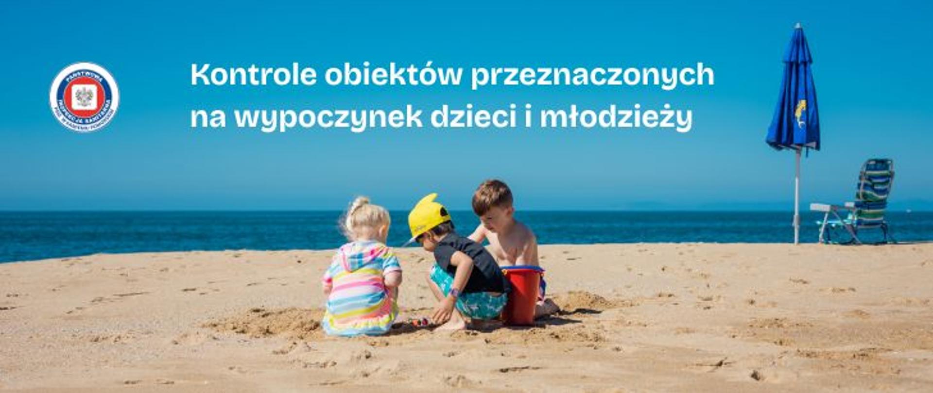Piaszczysta plaża w tle widok morza w kolorze ciemnoniebieskim. Na pierwszym planie trójka dzieci bawiących się w piasku. Dzieci ubrane kolorowo w koszulki i spodenki oraz nakrycia głowy. Pom prawej stronie widoczny leżak i parasol w odcieniach granatu. Powyżej na środku biały napis Kontrole obiektów przeznaczonych na wypoczynek dzieci i młodzieży. obok po lewej stronie okrągłe logo Państwowej Inspekcji Sanitarnej przedstawiające czarnego orła na białym kwadratowym tle, które otoczone jest czerwonym wypełnieniem. Zewnętrzną część logo otacza granatowy okrąg z napisem Państwowa Inspekcja Sanitarna w kolorze białym. Logo otoczone granatowym napisem PSSE w Kamieniu Pomorskim na białym tle.