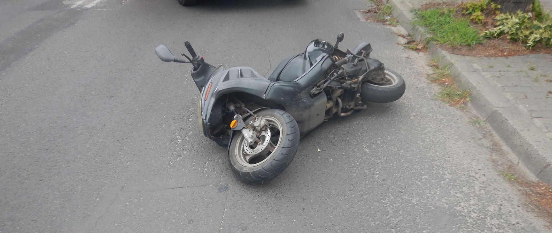Zdjęcie przedstawia skuter, który został uszkodzony w wyniku zdarzenia