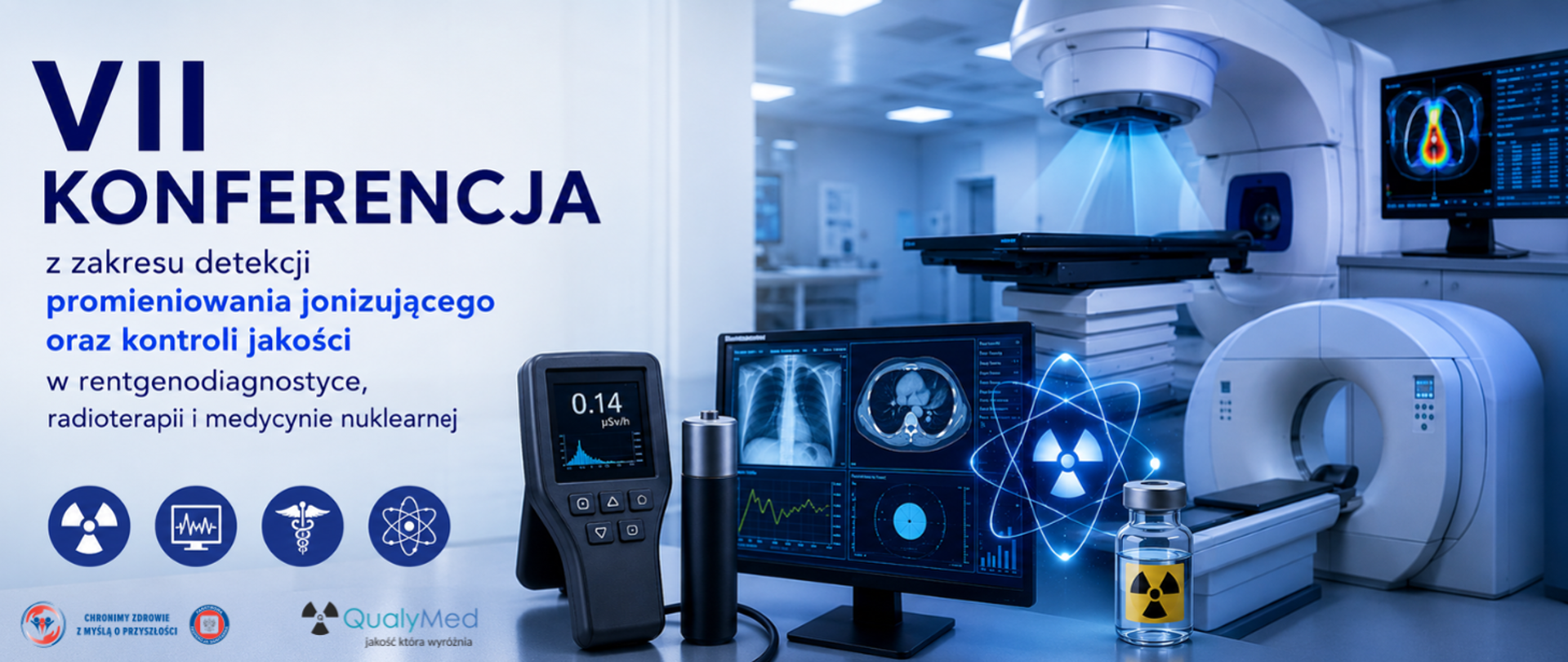 Grafika promująca VII Konferencję dotyczącą detekcji promieniowania jonizującego i kontroli jakości w rentgenodiagnostyce, radioterapii i medycynie nuklearnej. Po prawej stronie przedstawiono aparaturę medyczną, m.in. tomograf komputerowy, system do radioterapii, monitory z obrazami diagnostycznymi oraz dozymetr i pojemnik z symbolem promieniowania jonizującego. Po lewej stronie znajduje się tytuł konferencji i cztery ikony związane z promieniowaniem, diagnostyką, medycyną i fizyką.