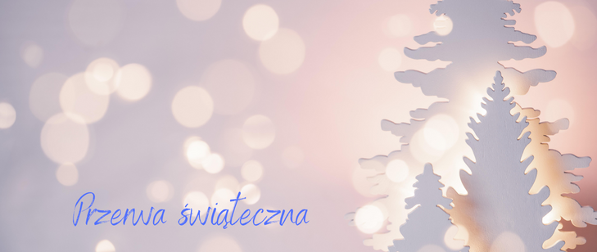 Plakat o tematyce świątecznej, na jasnym tle blask odbijających się lampek, po prawej stronie trzy białe choinki. Na dole napis niebieskim kolorem: przerwa świąteczna.