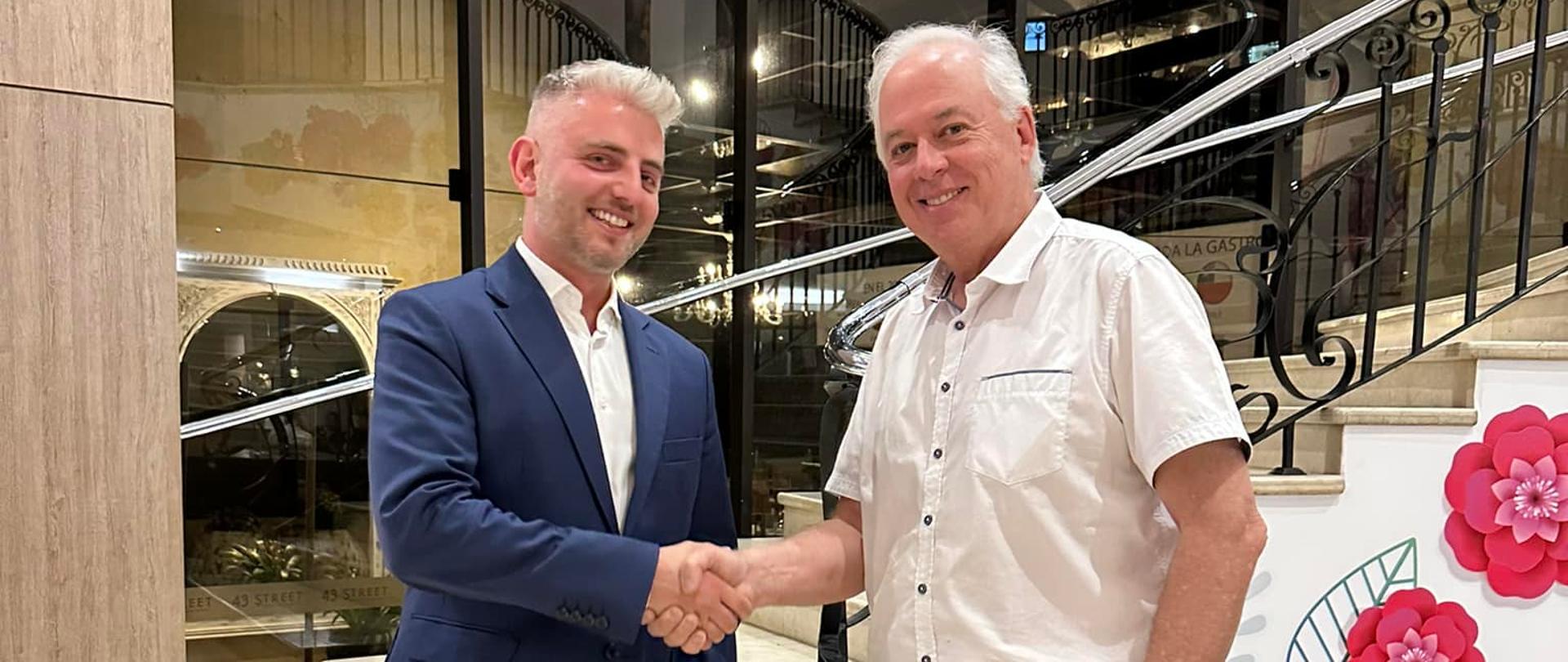 Encuentro del cónsul Oskar Gradziel con el decano del Cuerpo consular de Medellin el 4 de septiembre de 2023