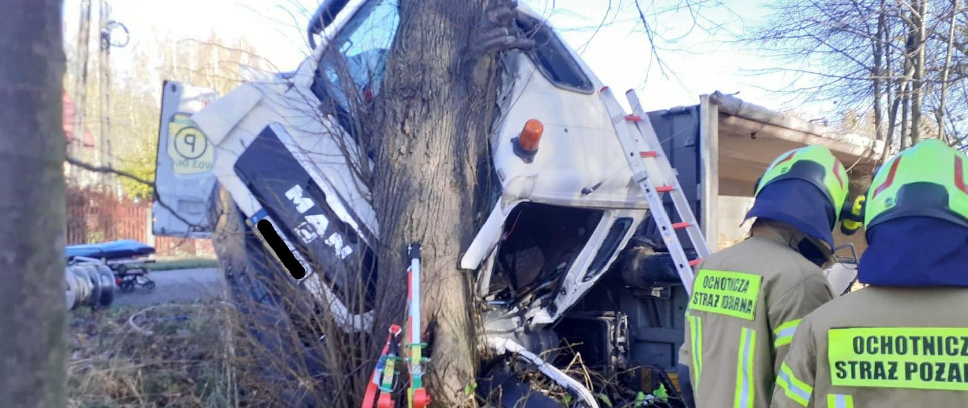 Ciężarówka po uderzeniu w drzewo