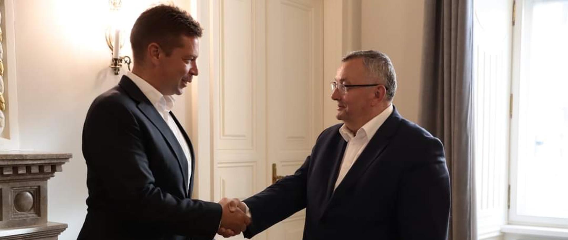 Minister infrastruktury Andrzej Adamczyk spotkał się z ministrem transportu i budownictwa Słowacji Andrejem Dolezal