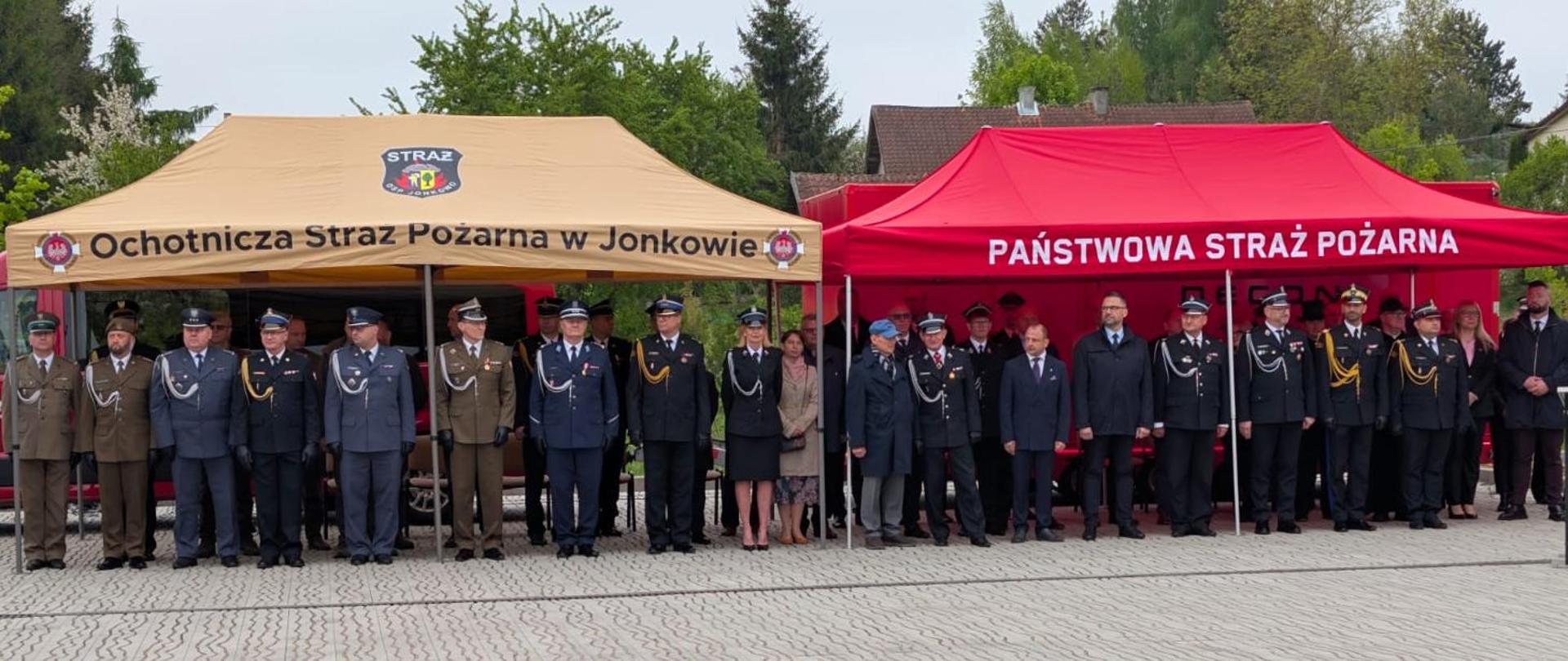 Na zdjęciu zaproszeni goście podczas uroczystego apelu z okazji Obchodów Dnia Strażaka w powiecie olsztyńskim 