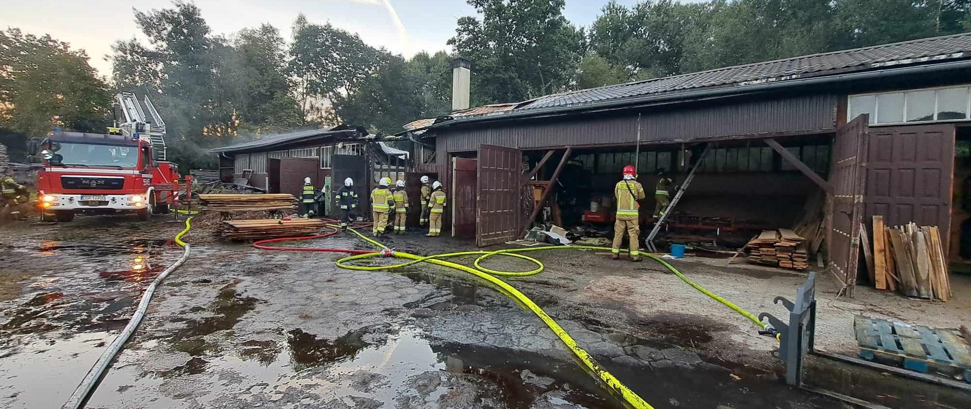 Strażacy podczas działań gaśniczych 