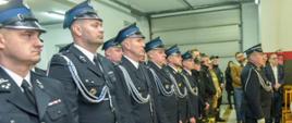 Druhowie OSP KSRG Glinojeck podczas uroczystości przekazania samochodu, w umundurowaniu służbowym.