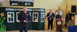 Na zdjęciu widzimy jak Pomorski Komendant Wojewódzki PSP nadbryg. Piotr Socha, wygłasza przemówienie podczas inauguracji projektu edukacyjnego "Uczę się bezpieczeństwa"