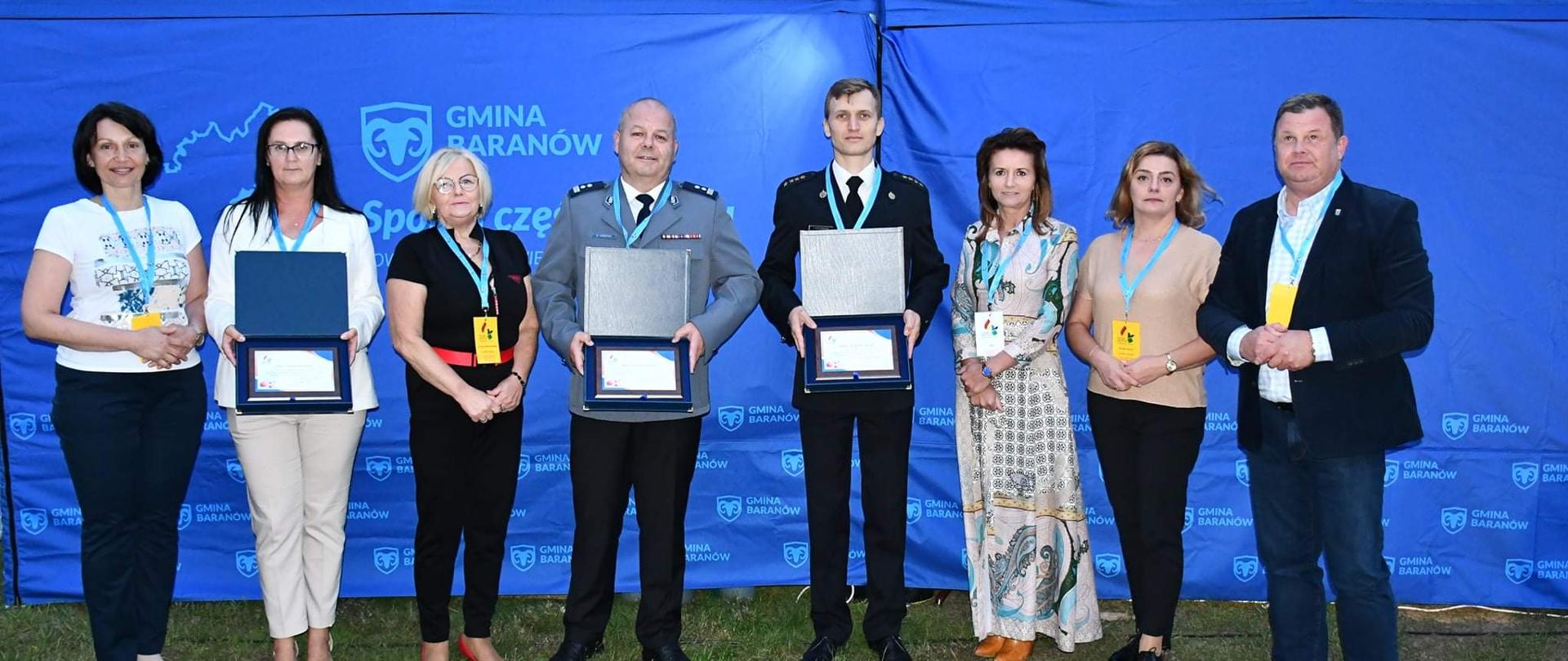 Widoczni przedstawiciele służb i podmiotów które otrzymały podziękowania.