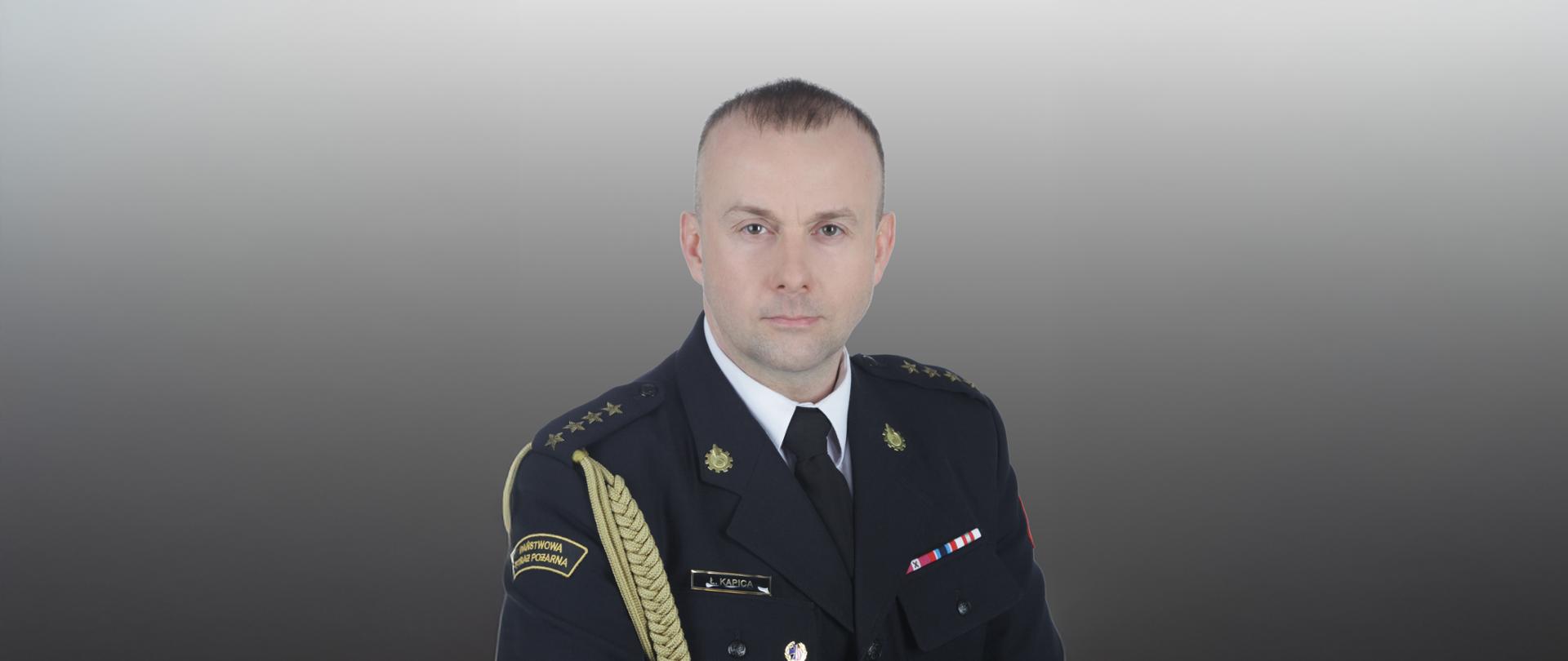 Zdjęcie przedstawia st. kpt. Łukasza Kapicę w mundurze wyjściowym