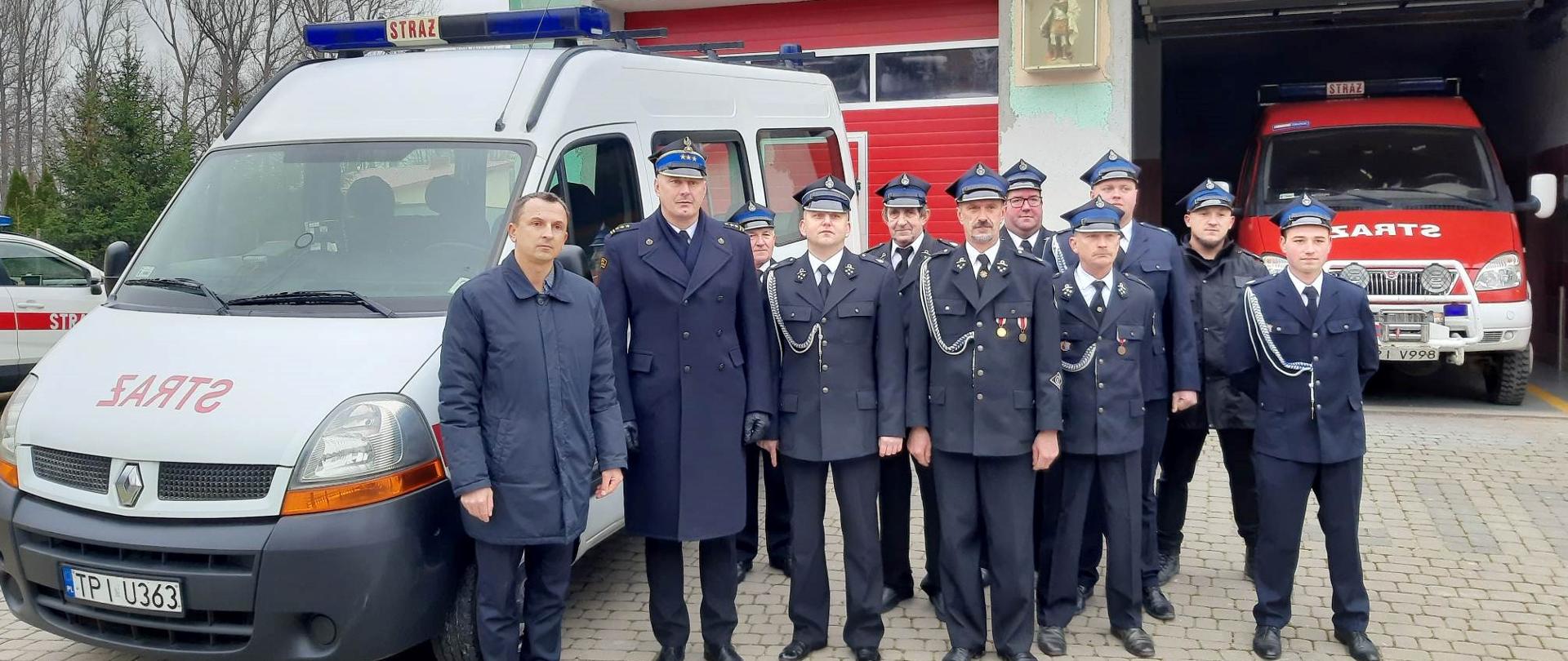 PRZEKAZANIE SAMOCHODU KWATERMISTRZOWSKIEGO DLA OSP W BRZEŚCIU-POWIAT PIŃCZOWSKI 