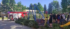 Widoczny samochód gaśniczy, strażacy oraz podopieczni ośrodka szkolno-wychowawczego w Hajnówce